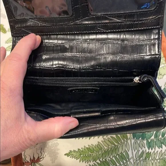 Sleek Black Crossbody Bag with Textured Leather - Picture 4 of 8